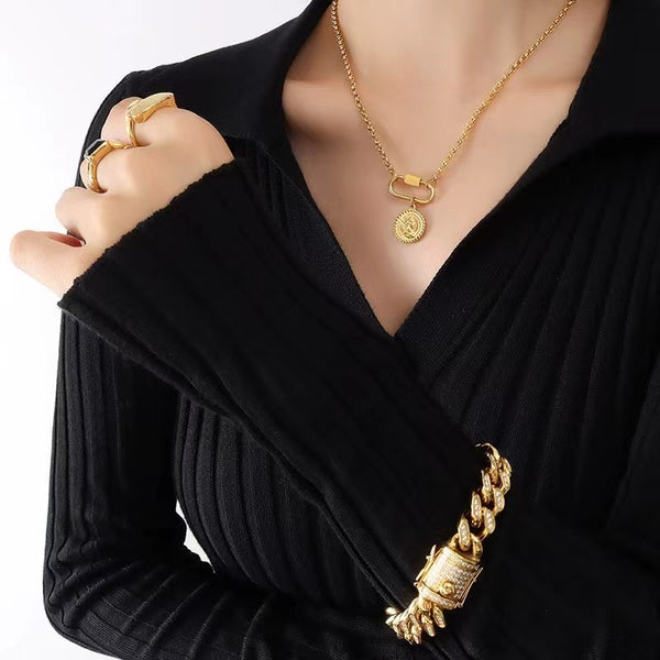 Gold-plated portrait round plate necklace